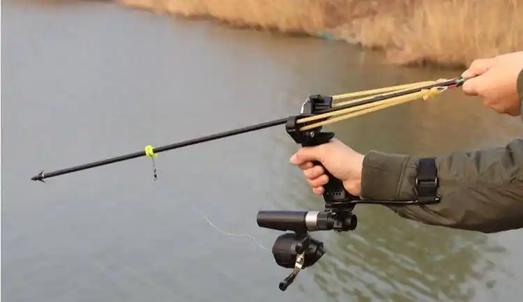 "弹弓射鱼"惊现公园,被警方处罚,钓鱼人拍手叫好,还敢吗?