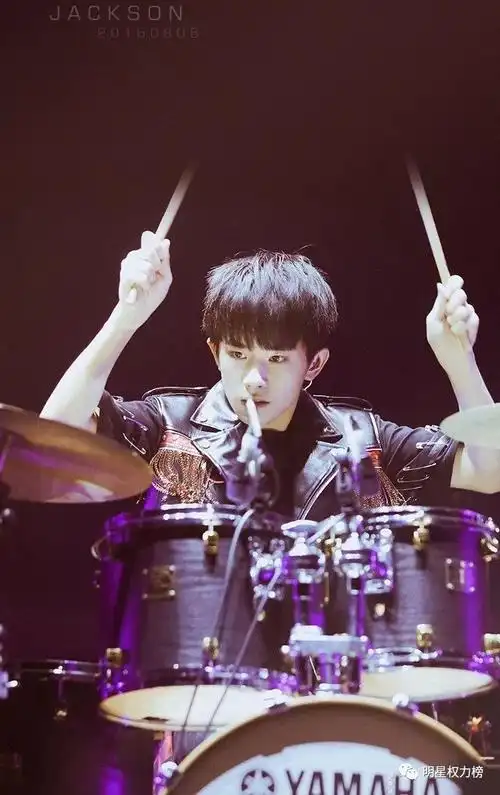 抱着吉他在街边弹奏,不造大佬还收迷妹咩,会特别卖力鼓掌的那种