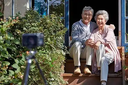 白衬衣男子自拍爷爷和奶奶自拍背景