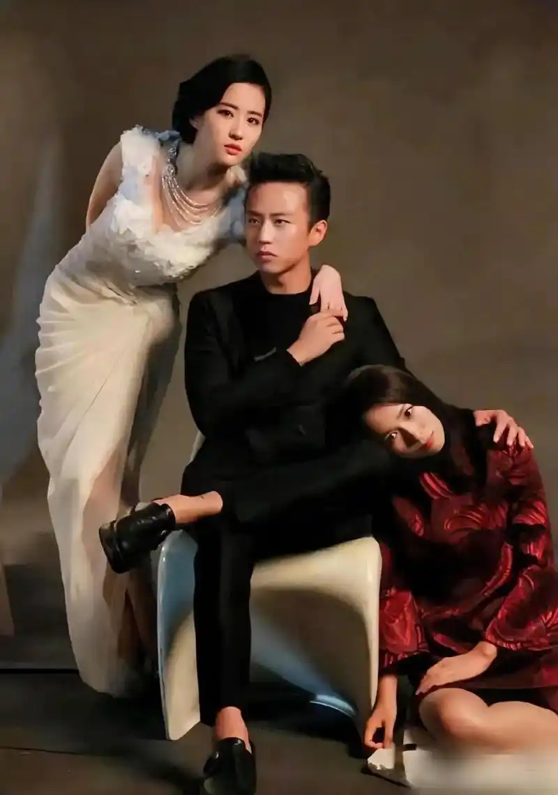 刘亦菲,很性感.邓超一脸的严肃,在想什么呢?