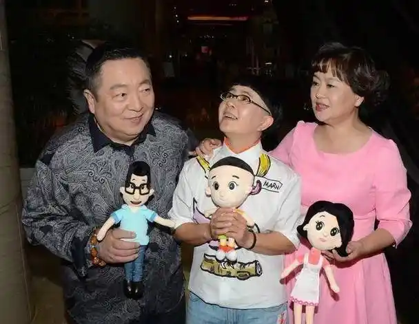 三个人中董浩叔叔要比金龟子和鞠萍姐姐大10岁,已经62岁了,但感觉一直