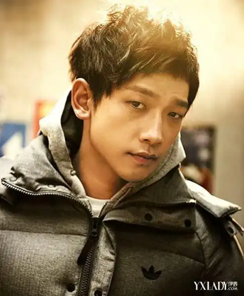 《回来吧大叔》是由申允燮导演,卢惠英编剧,郑智薰,吴妍书,李珉廷