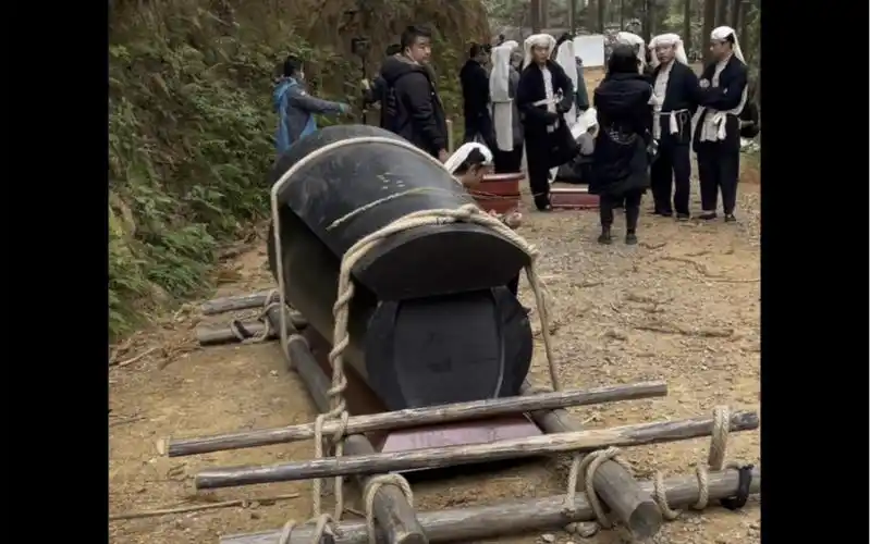 横店跟组第二天,今天披麻戴孝,在雨中抬棺材