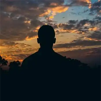 男人的人影轮廓加上夕阳的美景图片才是最美丽的-非主流头像