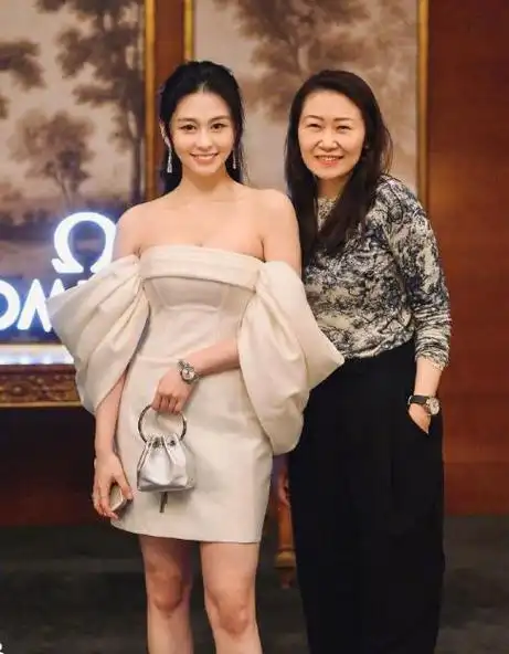 邱淑贞女儿沈月晒晚宴照继承了妈妈的美貌却没继承妈妈的气质