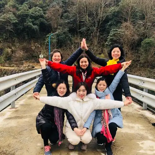 美女们别致的五角星造型特美!