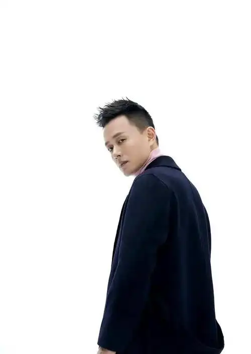 吴健长相帅气戏也好拍戏险些炸断腿46岁仍单身