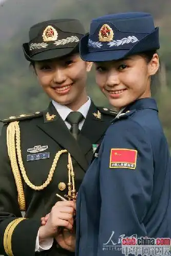 着礼服的陆空女军官.