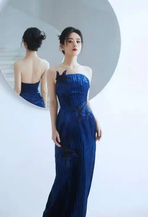 赵丽颖穿宝石蓝条纹曳地长裙拍写真大片,优雅大气时尚_的设计_裙子