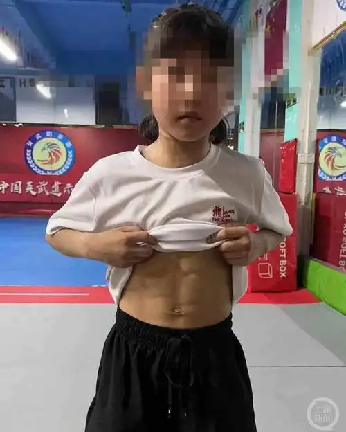 被很多人羡慕:"我连8岁的小女孩都打不过""这肌肉30岁的我自愧不如"