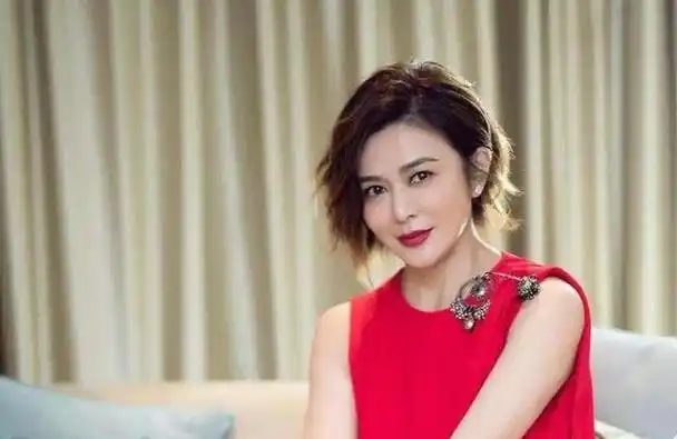 在娱乐圈闹得鸡飞狗跳,香港女神关之琳,靠买楼赚了上亿身价