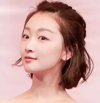 周冬雨短发耳侧编发发型图片