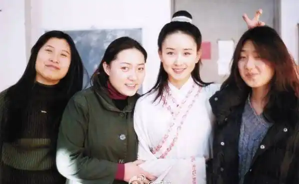 再说说胡静,曾经在同班同学曾黎的一段采访中,曾黎表示胡静当初的一支