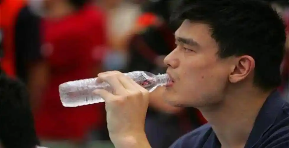 nba巨人喝水:姚明和奥胖喝口服液,伊巴卡把桶装水当矿泉水_奥尼尔