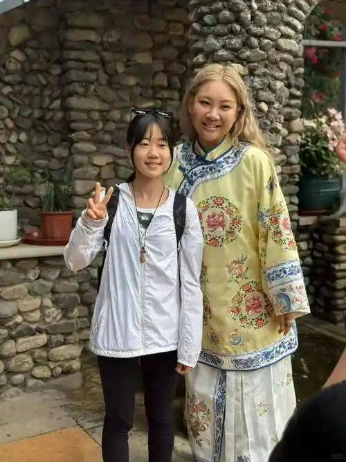 郑欣宜北京频现身引关注,古装扮相甜美获赞人品