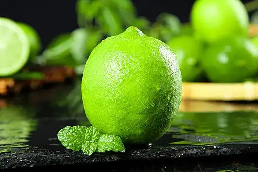 黑底上放着青柠檬