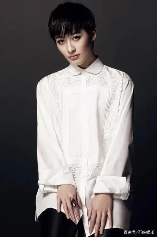 歌手曾轶可,服装造型风格各异,最后一张更具张力