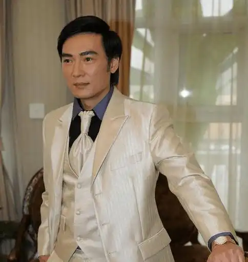 53岁焦恩俊变身二次元少女妆容精致像洋娃娃网友以为是女儿