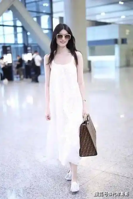 她靠着给李咏砸金蛋为生,如今摇身一变成了国际超模_节目_何穗_身高