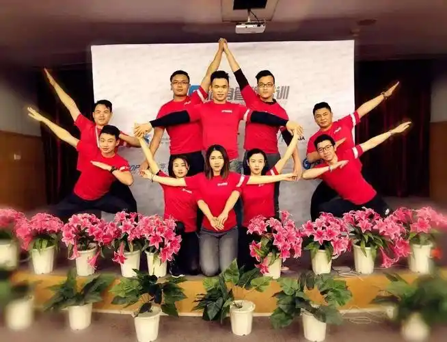 的集体拍照模板第二个游戏是心有灵犀——模仿照片摆出特定的合照姿势