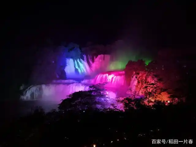 夜观德天瀑布灯光秀