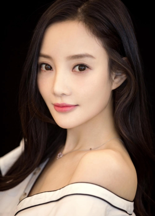 当年发展得特别好的李小璐不仅外在条件特别好,而且自身的演技和作品