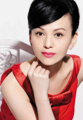 说到王琳,相信大家都知道这个女演员,毕竟当年看《情深深雨蒙蒙》的