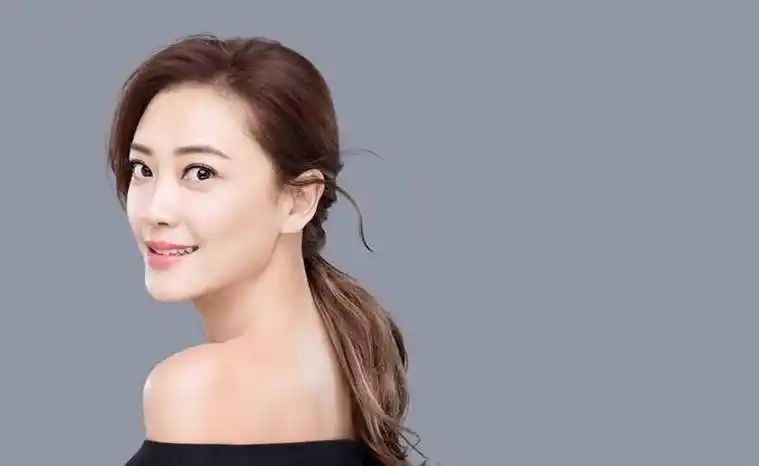 应采儿原名丁文,1983年在台出生,祖籍山东,从小跟随父母在国外长大.