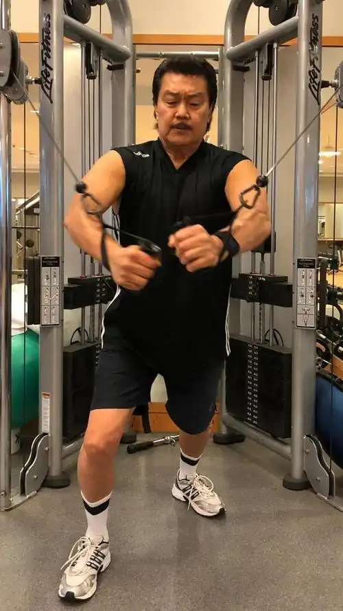 赵雅芝72岁老公做运动,他结实的肌肉不输儿子