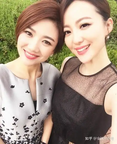 安徽主持一姐余声才貌双全衣品好穿礼服搭配如少女般迷人