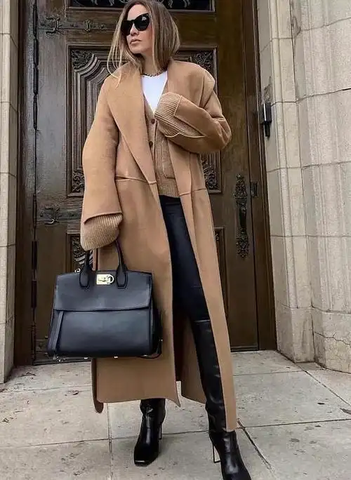 进入到秋冬季节后,大地色系的穿搭就会深受青睐,像棕色,卡其色,这些都