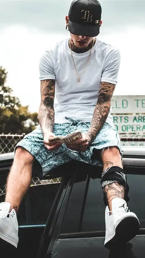 壁纸 纹身的家伙坐在车顶上 3840x2160 uhd 4k 高清壁纸, 图片, 照片