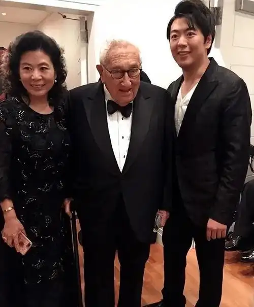 郎朗与母亲在国外欢聚!71岁周秀兰一点都不显老,母子同框似姐弟