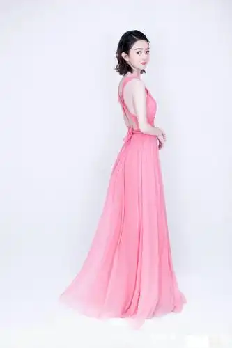 美到惊心动魄!赵丽颖早期活动穿低胸小粉裙出席,简直太"仙"了