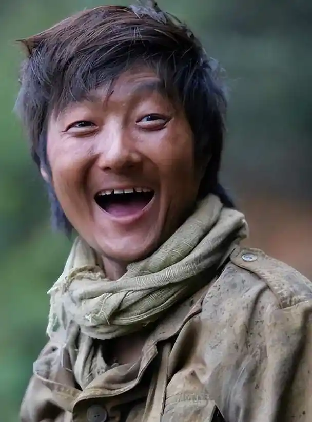 王大治携妻女看廉价房被嘲!女儿抱爸爸腿撒娇,老婆背8.9元布袋