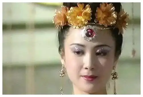 55岁傅艺伟近照曝光,曾是最美妲己,如今一头短发网友直呼认不出