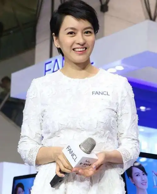 也许胖了不少,但是微笑中,就非常的温柔,看得出来梁咏琪生活很幸福