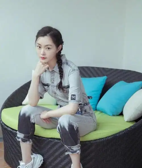 宋轶才是白月光女神斜肩婚纱礼服精致优雅时尚减龄又有范