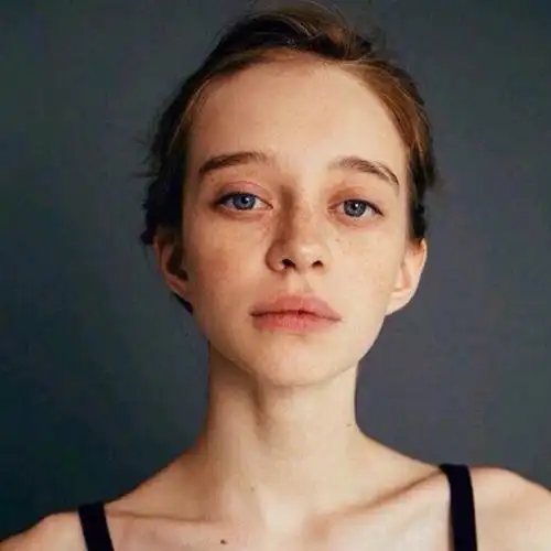 小雀斑女生欧美头像人像文艺复古chic风格