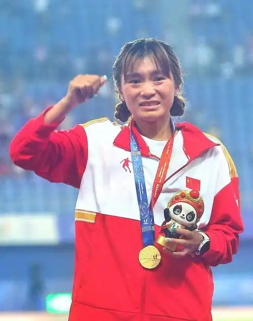 大运聚焦10000米冠军夏雨雨让更多的青少年爱上跑步这项运动