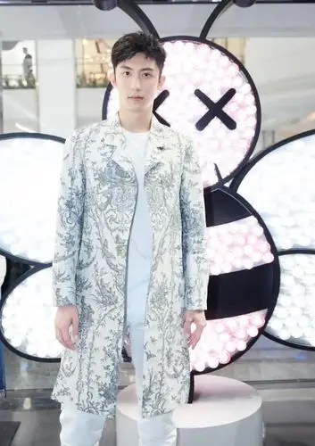 黄景瑜帅照来袭穿铅色风衣搭配白裤现身尽显潇洒雅痞风格