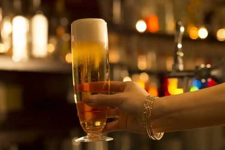 一只拿着啤酒的手