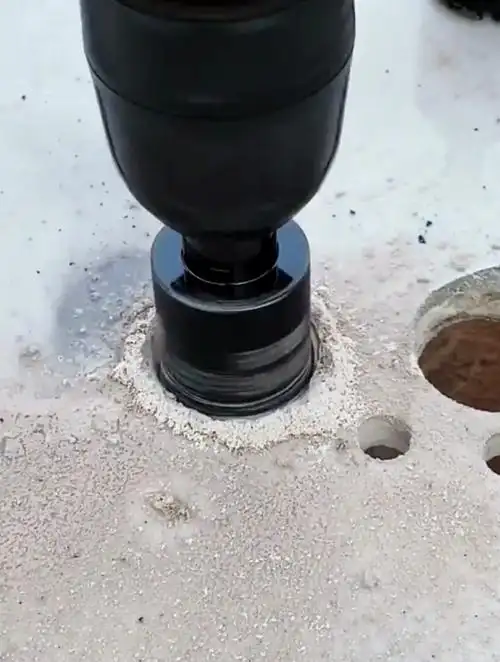 给瓷砖开孔,边缘总是很粗糙?那你该看看老师傅开孔的"细节"!-度小视