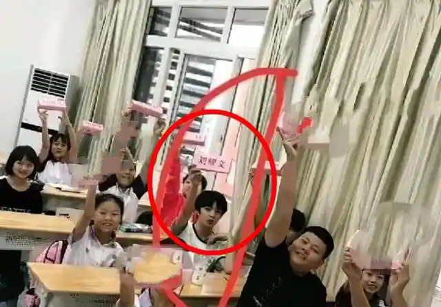 刘耀文上课照公开,女同桌颜值很高,粉丝:太羡慕她了