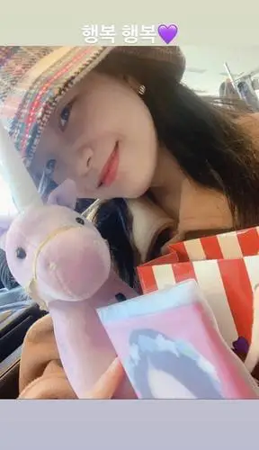 戴帽子的甜心女孩yeri充满可爱氛围的自拍公开