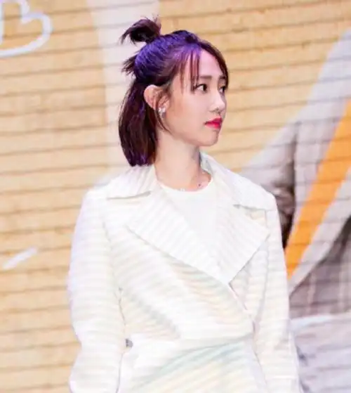 半扎发型扎法简单又漂亮,舒畅出道很久了,一直都很美,扎个头像丸子头