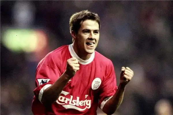 1995年,年仅15岁的欧文与英超利物浦足球俱乐部签约,在利物浦的青训队