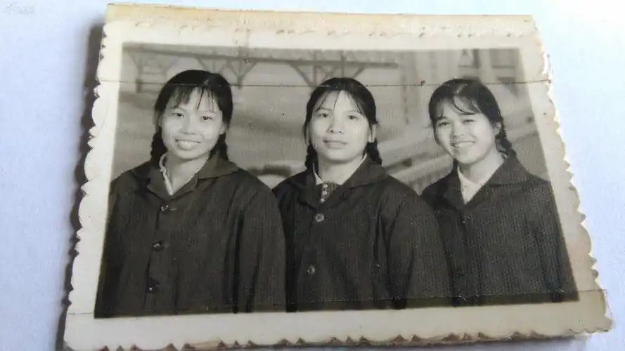 三个大辫子美女合影照片,像不像孪生姐妹?
