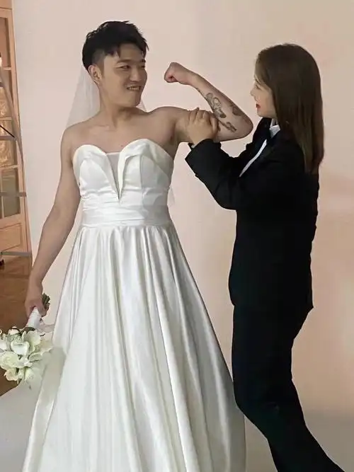 反串男生穿婚纱
