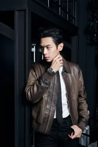 1217张若昀今日品牌活动造型穿着烟棕色皮衣夹克搭配衬衫领带西装裤再